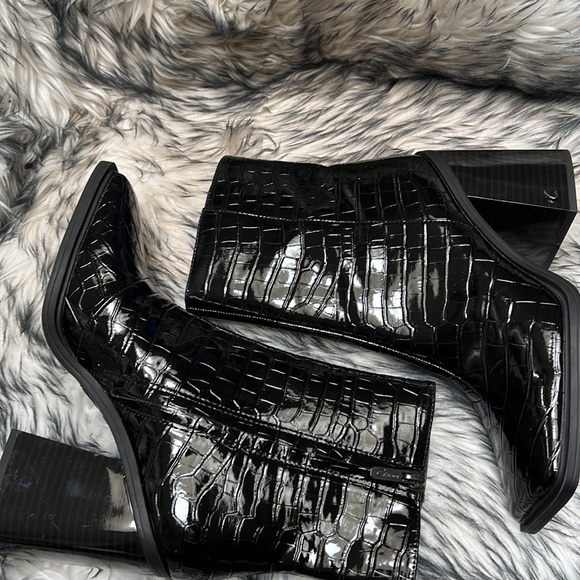 Woman’s Layla Black Square Heel Bootie CIRCUS NY. New - Picture 5 of 11